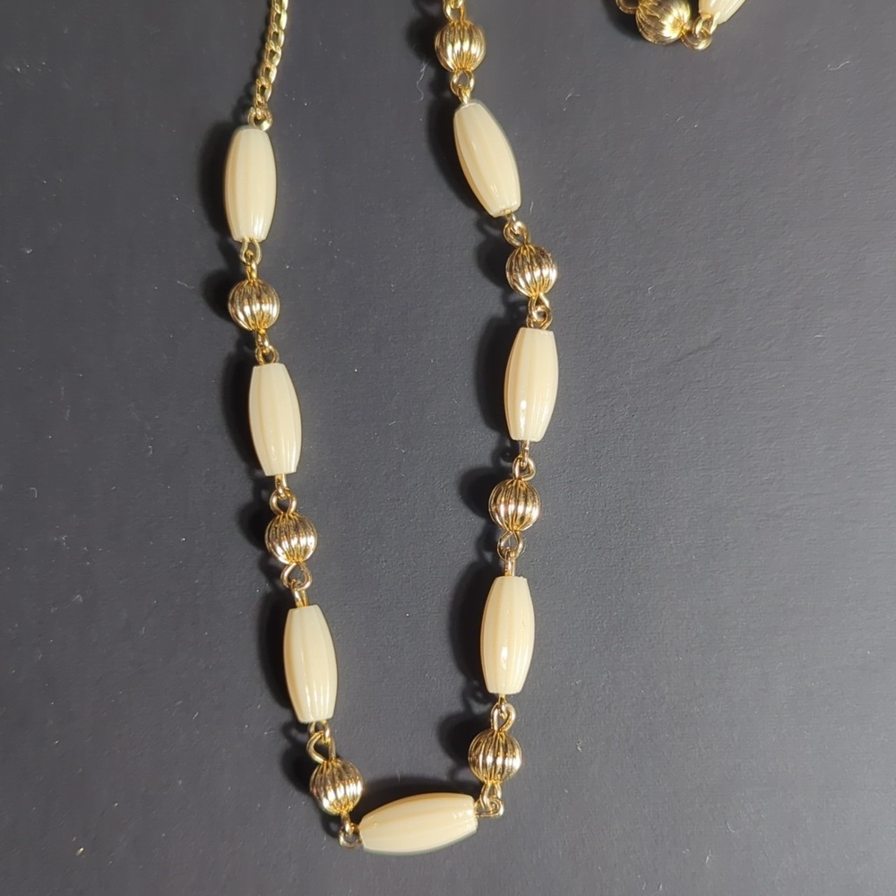 Elegant Gold and Cream Jewelry Set Vintage - Picture 7 of 9